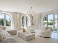 Villa for sale in Nueva Andalucia