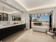 Villa for sale in El Paraiso, Estepona
