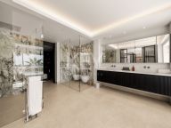 Villa for sale in El Paraiso, Estepona