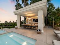 Villa for sale in El Paraiso, Estepona