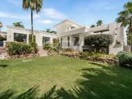 Villa for sale in El Paraiso, Estepona