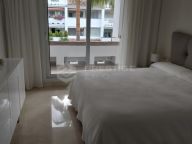 Apartamento en venta en Las Cañas Beach, Marbella Golden Mile