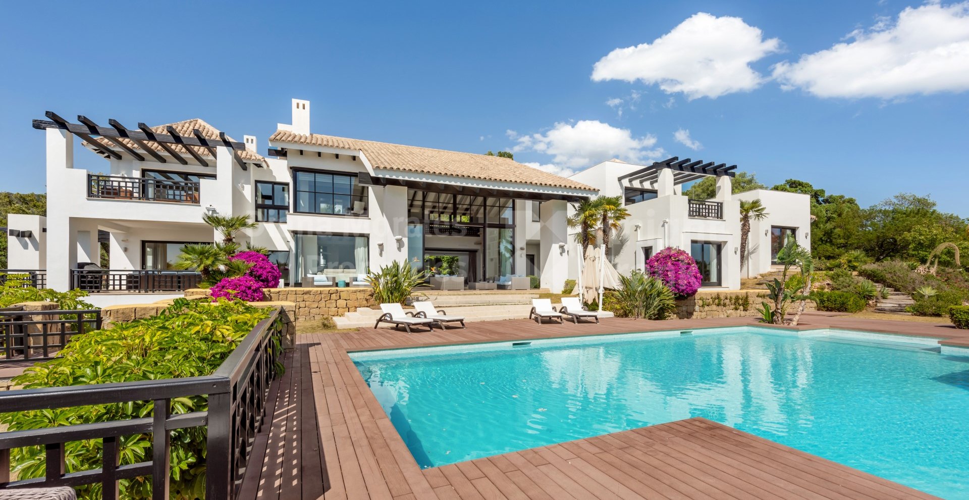 Villa en primera línea de golf con vistas al mar y a la montaña en La Zagaleta