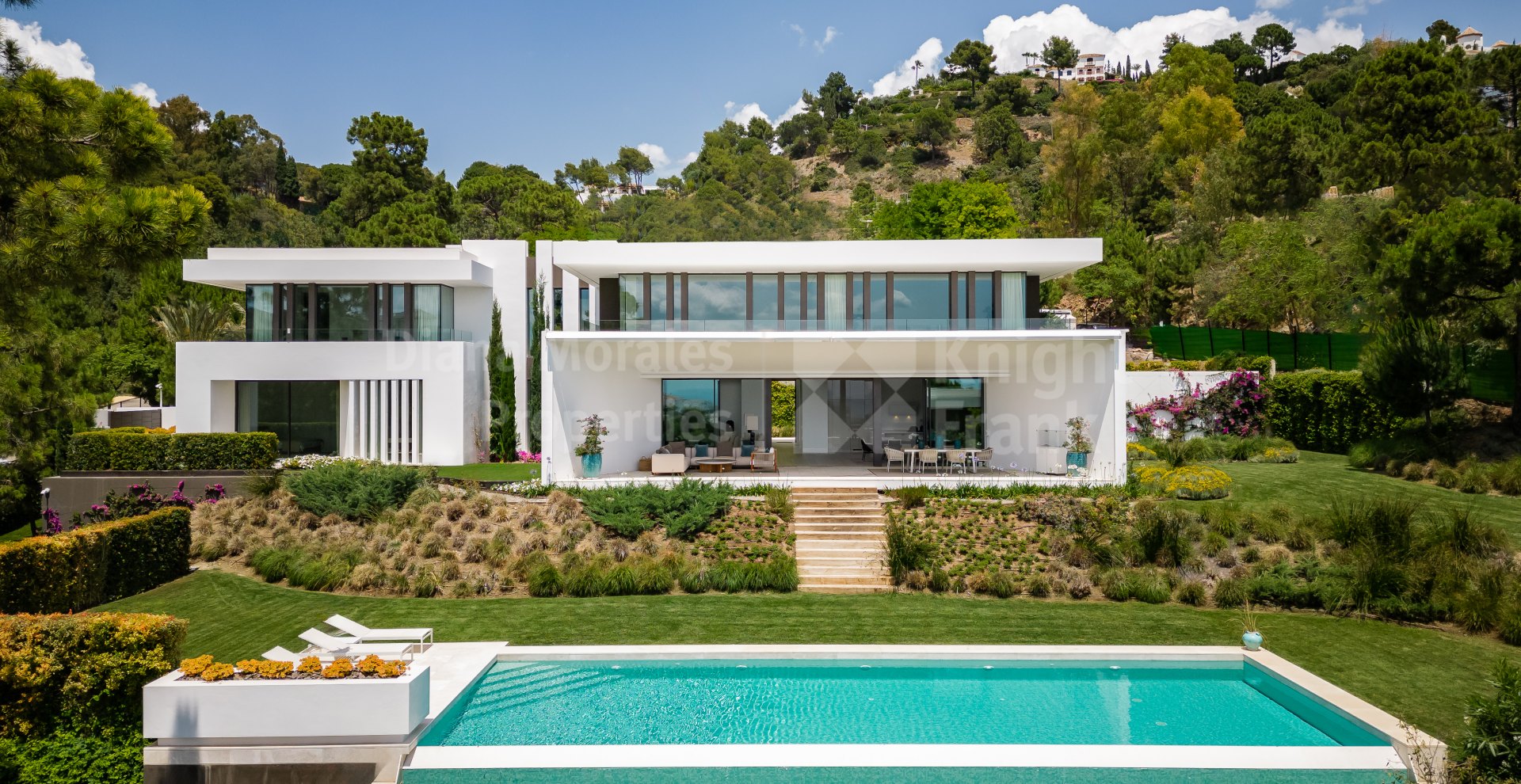 Luxueuse villa moderne avec vue panoramique sur la mer