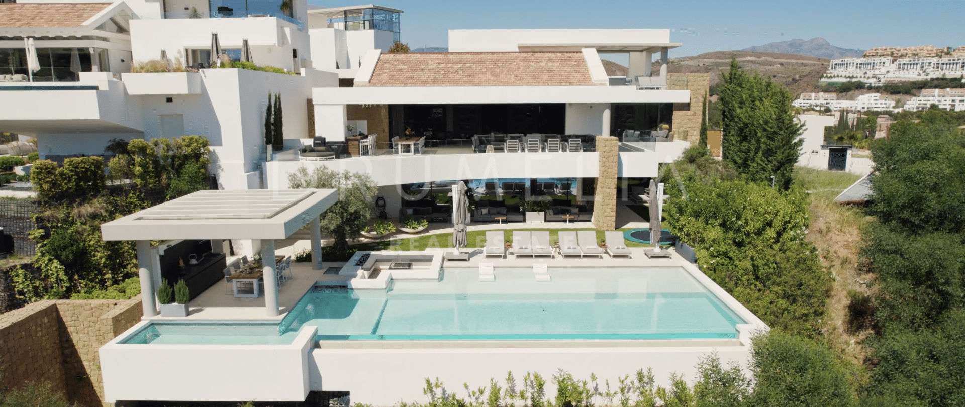 Moderne Luxusvilla im Los Flamingos Golf Resort mit atemberaubendem Blick auf das Mittelmeer, Estepona