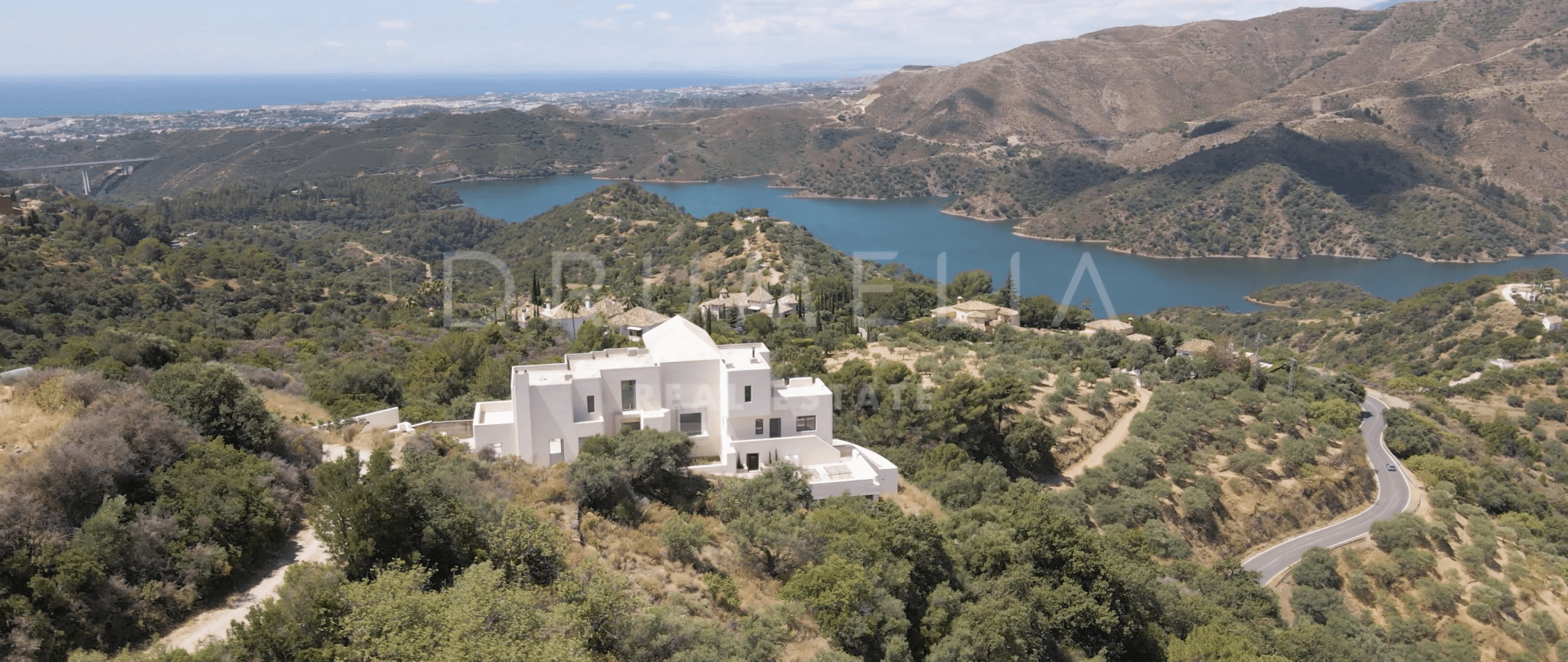 Impresionante Villa Nueva de 5 dormitorios con vistas de 360º, piscina infinita y acabados personalizados en Istán