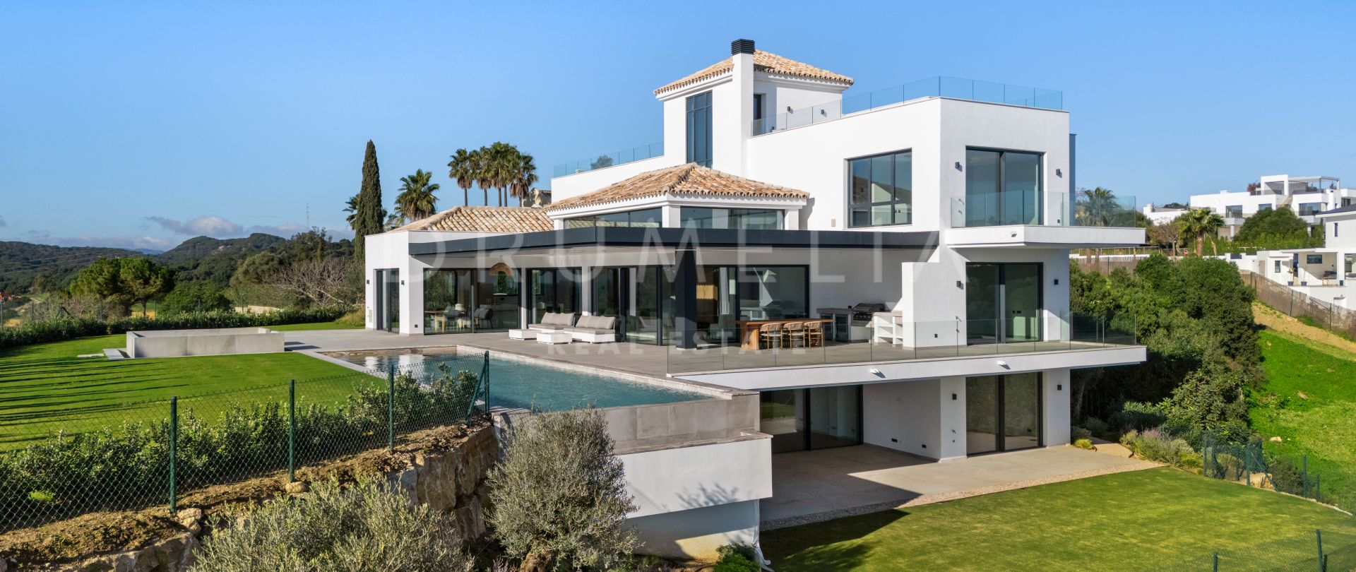 Nuevo- Marca: Elegante villa moderna de 6 dormitorios con vistas panorámicas al mar y al golf y acabados de alta gama