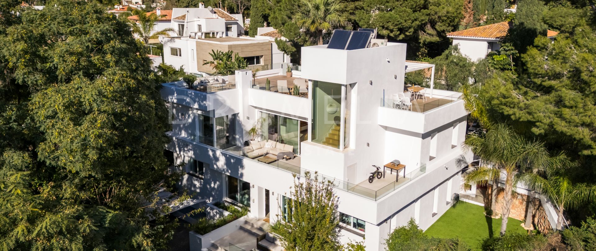 Moderne mediterrane Villa in einer bewachten Wohnanlage mit privatem Pool und Garten in Nueva Andalucía