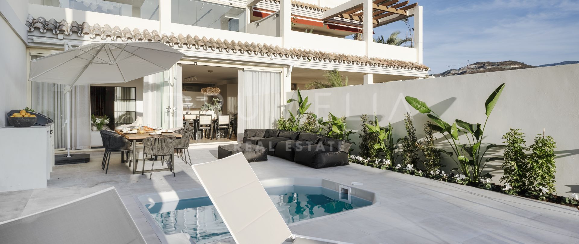 Luxuriöse Pariser inspirierte Erdgeschosswohnung mit privatem Pool und Panoramablick in Nueva Andalucía