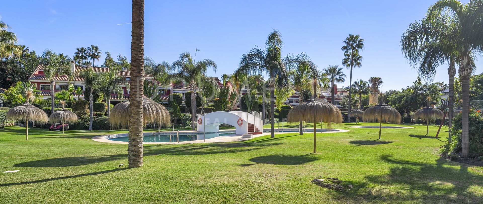 Elegante adosado con jardín privado, terrazas y servicios exclusivos en Jardines de Doña María- La Milla de Oro de Marbella