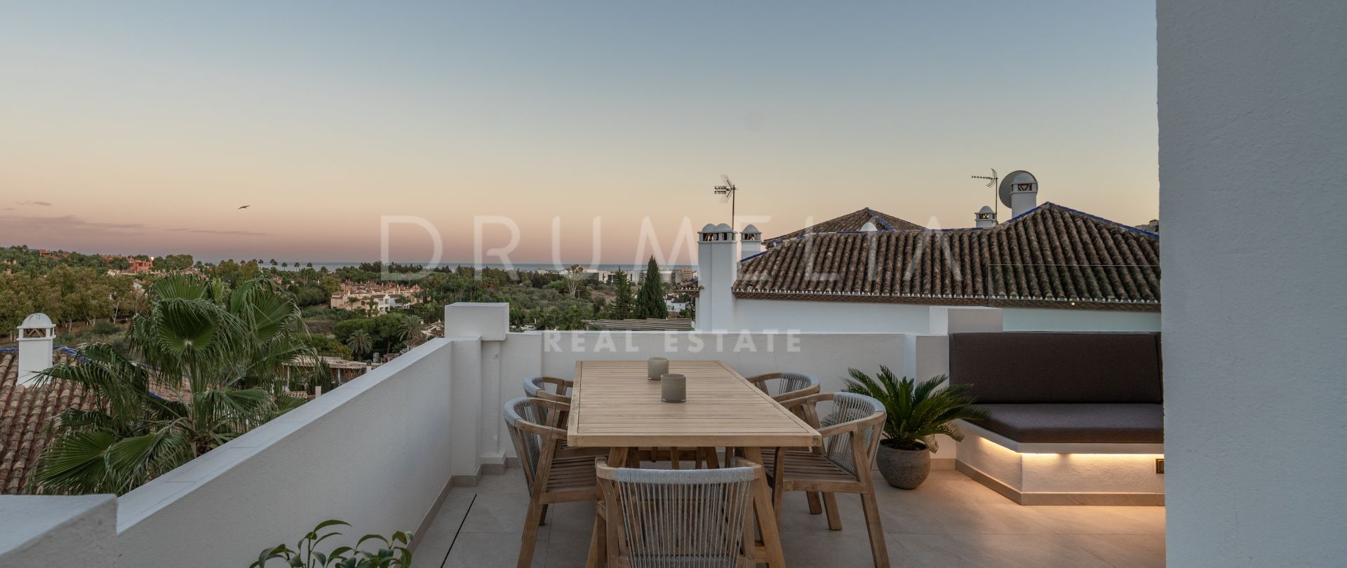 Duplex penthouse moderne au cœur de Nueva Andalucía.