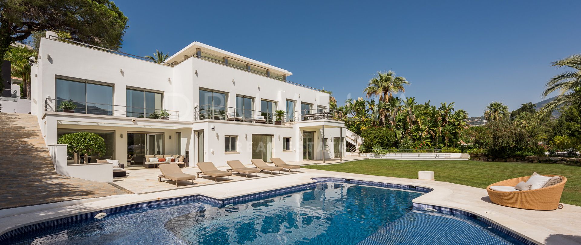 Uitzonderlijke villa aan de golfbaan met panoramisch uitzicht op Las Brisas en de berg La Concha- Nueva Andalucía