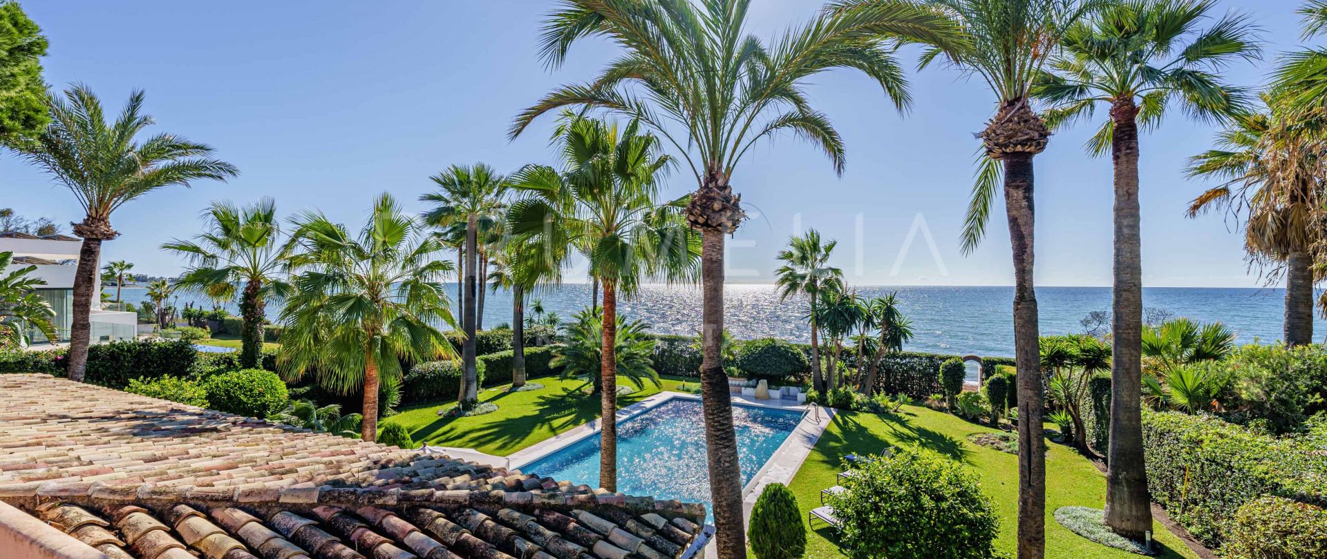 Villa de lujo en primera línea de playa con espectaculares vistas al mar en la nueva Milla de Oro.