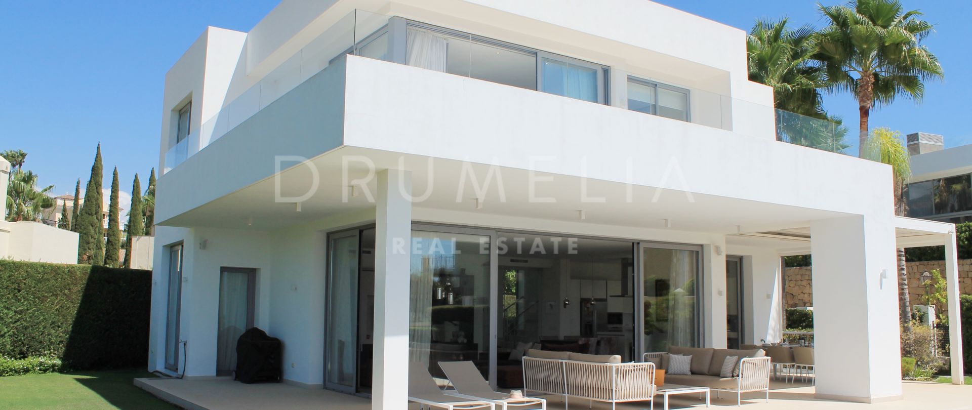 Moderne villa met 4 slaapkamers en adembenemend uitzicht in een beveiligde gated community, Puerto De Capitan, Benahavis