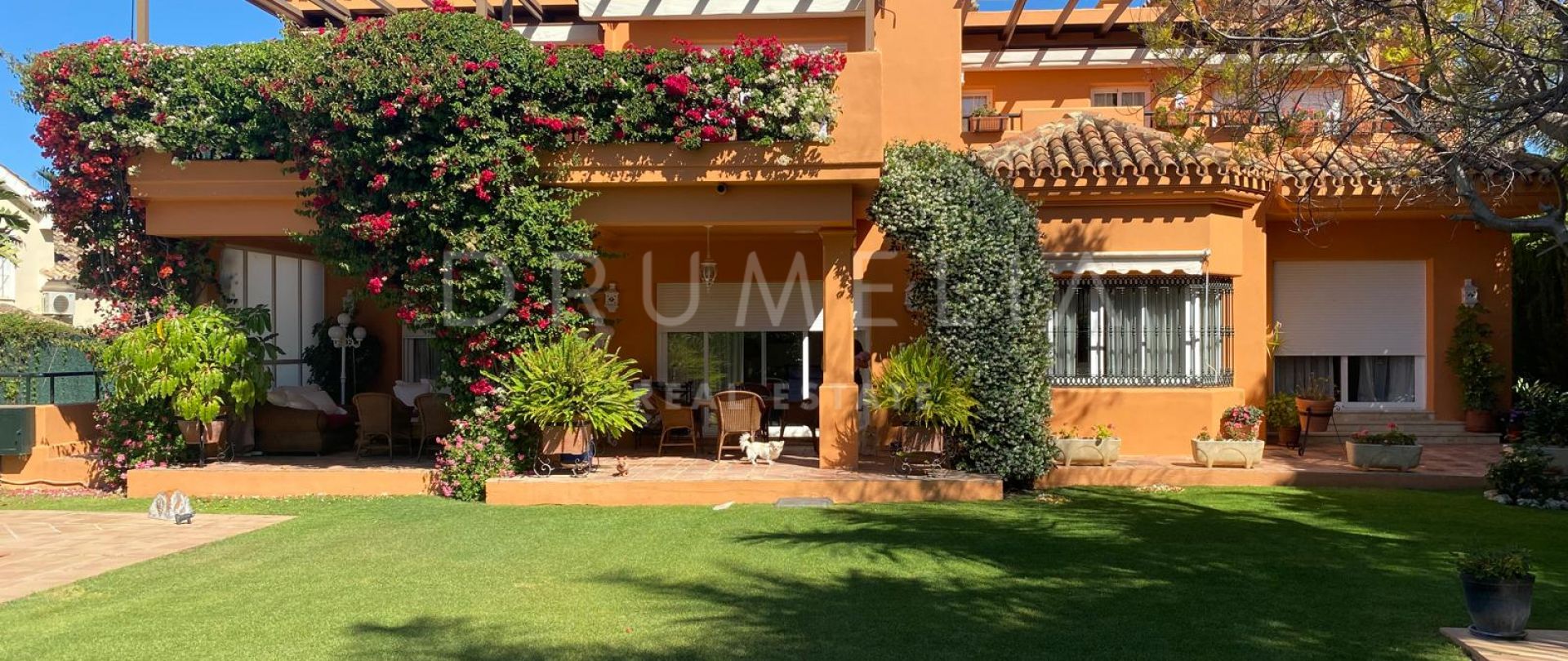 Elegant 5-bedroom villa in a prestigious gated community in Nueva Andalucía