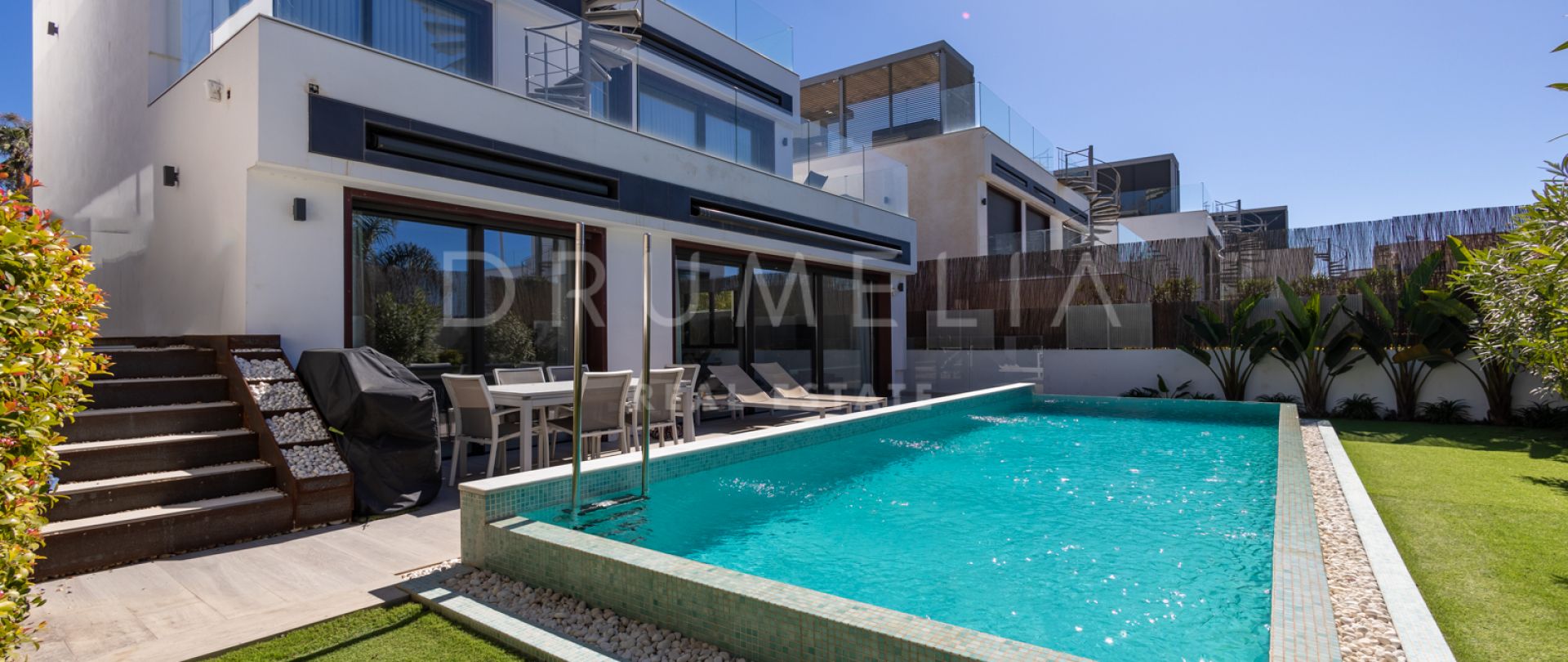 Luxuriöse moderne Villa in Strandnähe mit privatem Pool und Whirlpool auf dem Dach, Marbella Goldene Meile