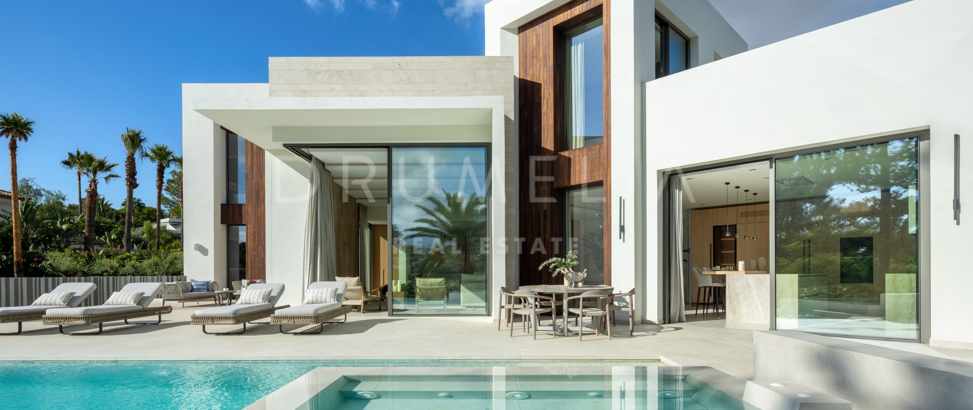 Toute nouvelle : luxueuse villa de golf en front de mer au design moderne et aux vues imprenables à Nueva Andalucía