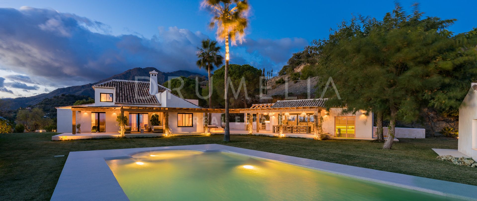 Totalrenovert villa med fantastisk panoramautsikt over havet og fjellene og 6 soverom i Estepona