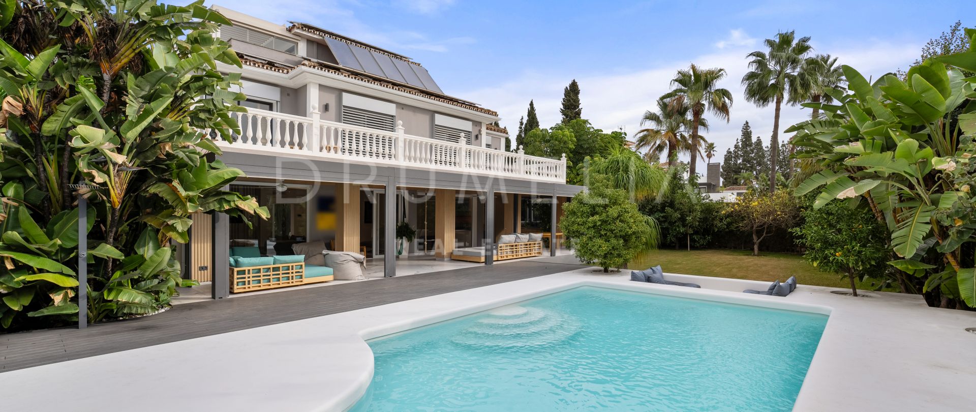 Elegante Villa de Estilo Mediterráneo con Piscina Privada, Vistas Parciales al Mar en Nagüeles