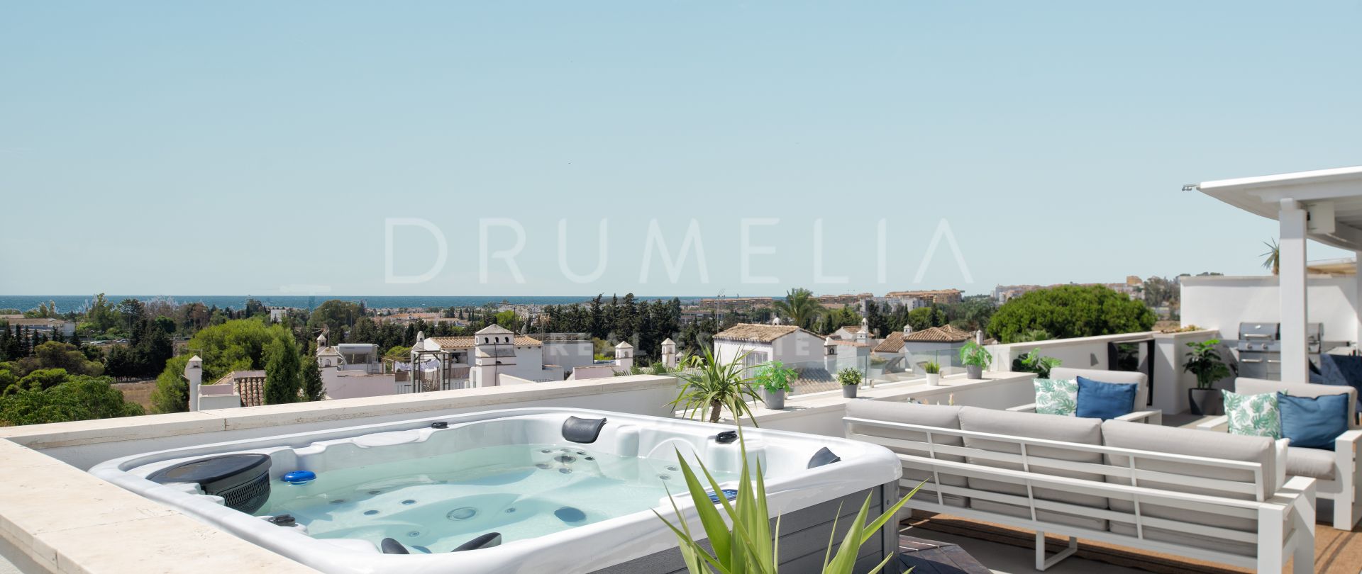 Geräumiges Penthouse mit Blick auf das Meer und die Berge in der Nähe von Puerto Banús