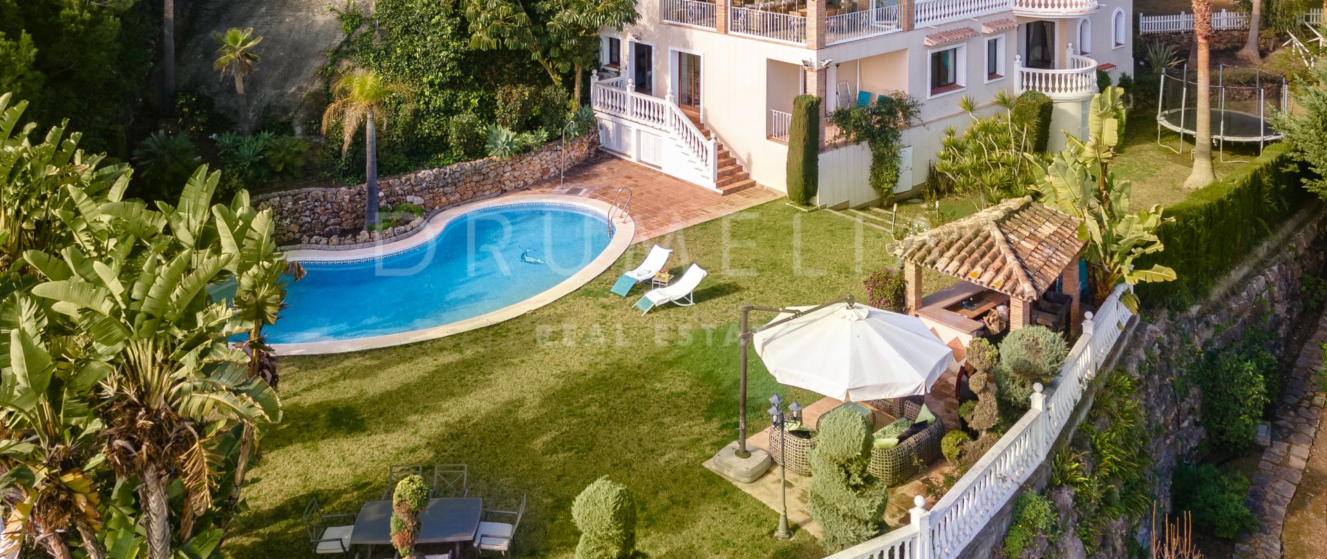 Encantadora villa de estilo mediterráneo con piscina, amplio jardín y vistas panorámicas en El Paraíso, Benahavís