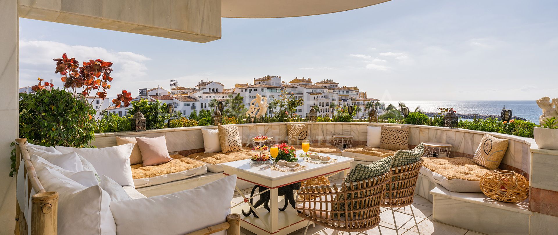 Ático triplex único en primera línea de playa con magníficas vistas y piscina en Puerto Banús, Marbella