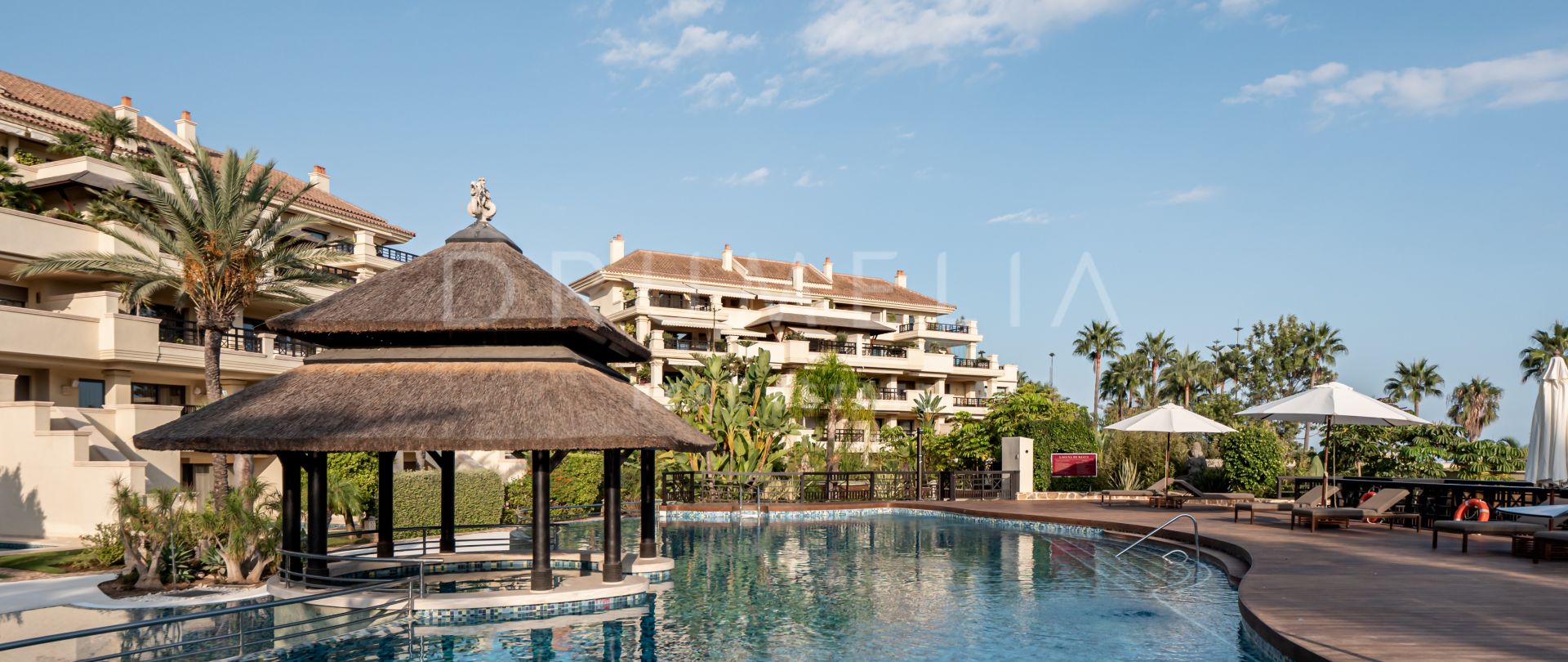 Magnífico Apartamento de Lujo de 6 Dormitorios en la Majestuosa Urbanización Cerrada Laguna de Banús, Puerto Banús.