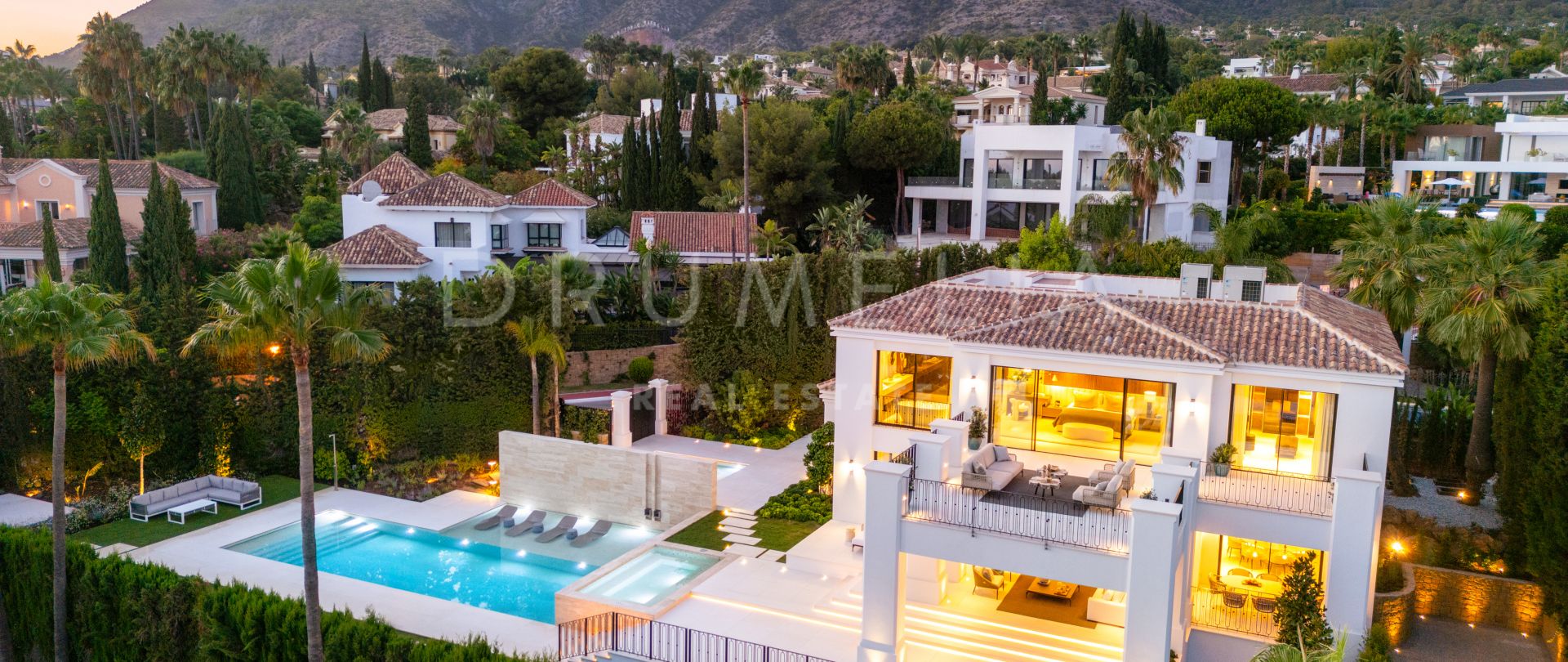 Opulente villa neuve de 6 chambres avec vue panoramique sur la mer dans le quartier exclusif de Sierra Blanca, Marbella