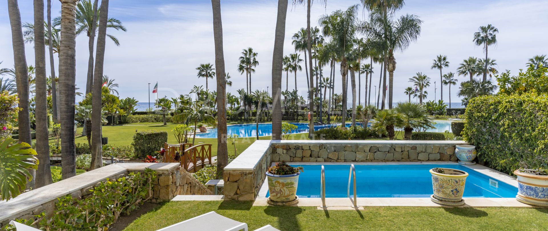 Elegante Wohnung genau am Meer mit privatem Pool in geschlossener Urbanisation, Puerto Banús