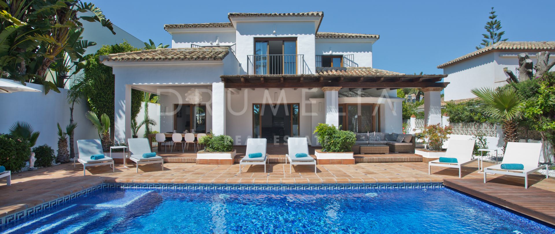 Preciosa villa mediterránea junto a la playa en la encantadora Marbesa, Marbella Este