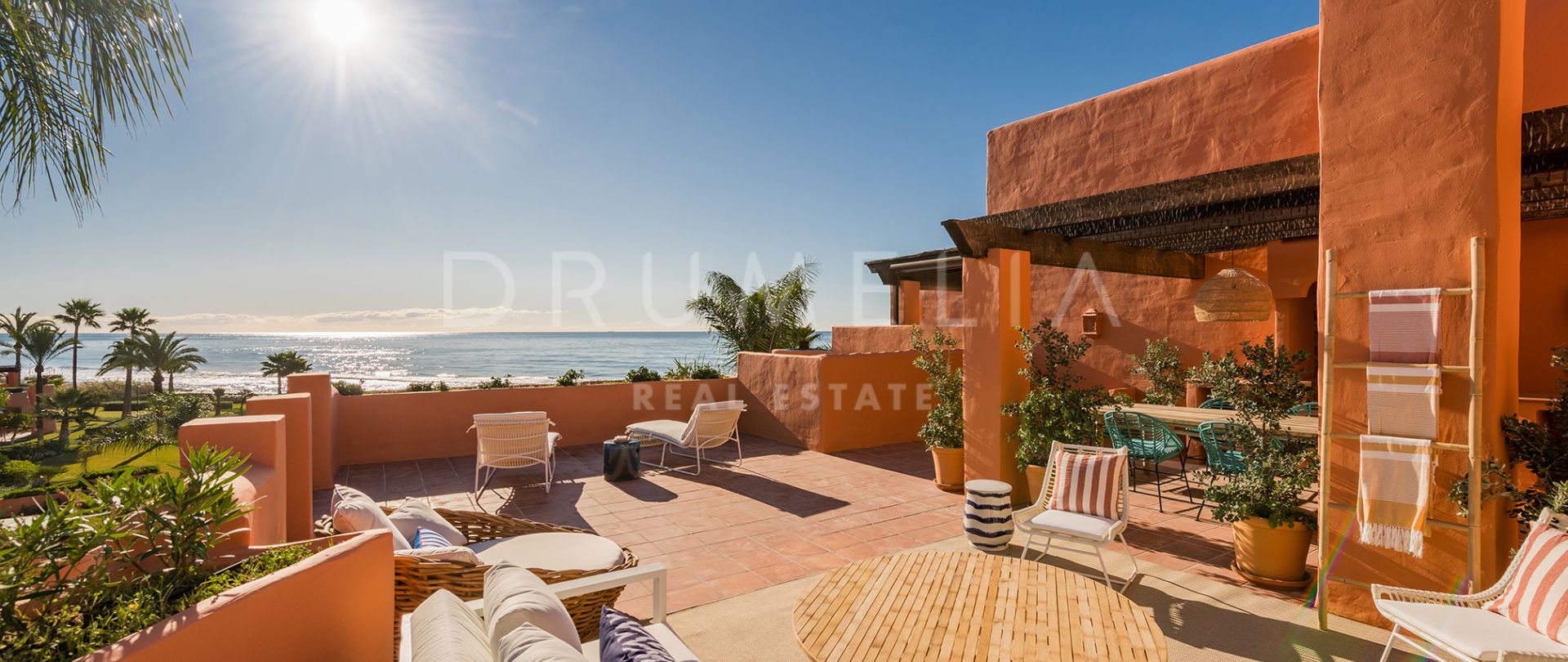 Uitstekend duplex penthouse met zeezicht, aan het strand van Los Monteros, Marbella