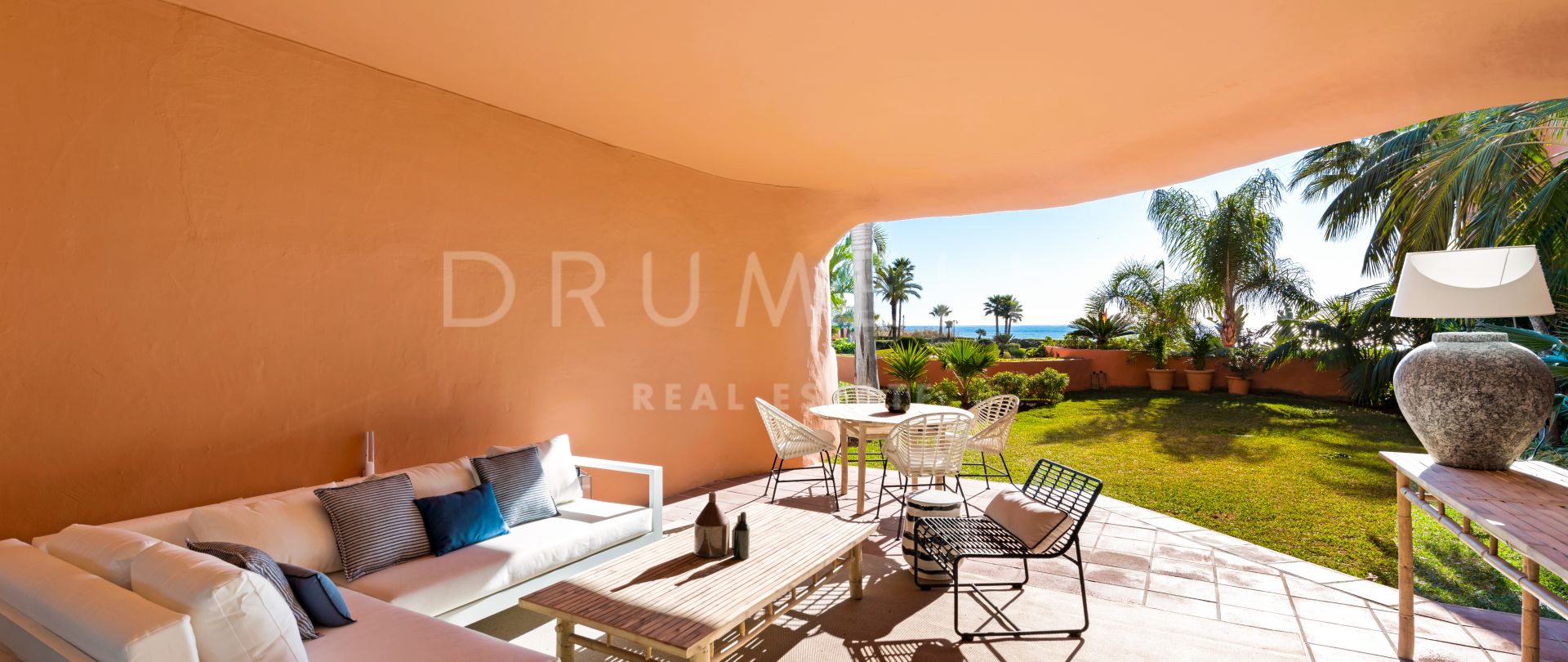 Precioso apartamento a nivel de jardín, frente a la playa de Los Monteros, Marbella Este