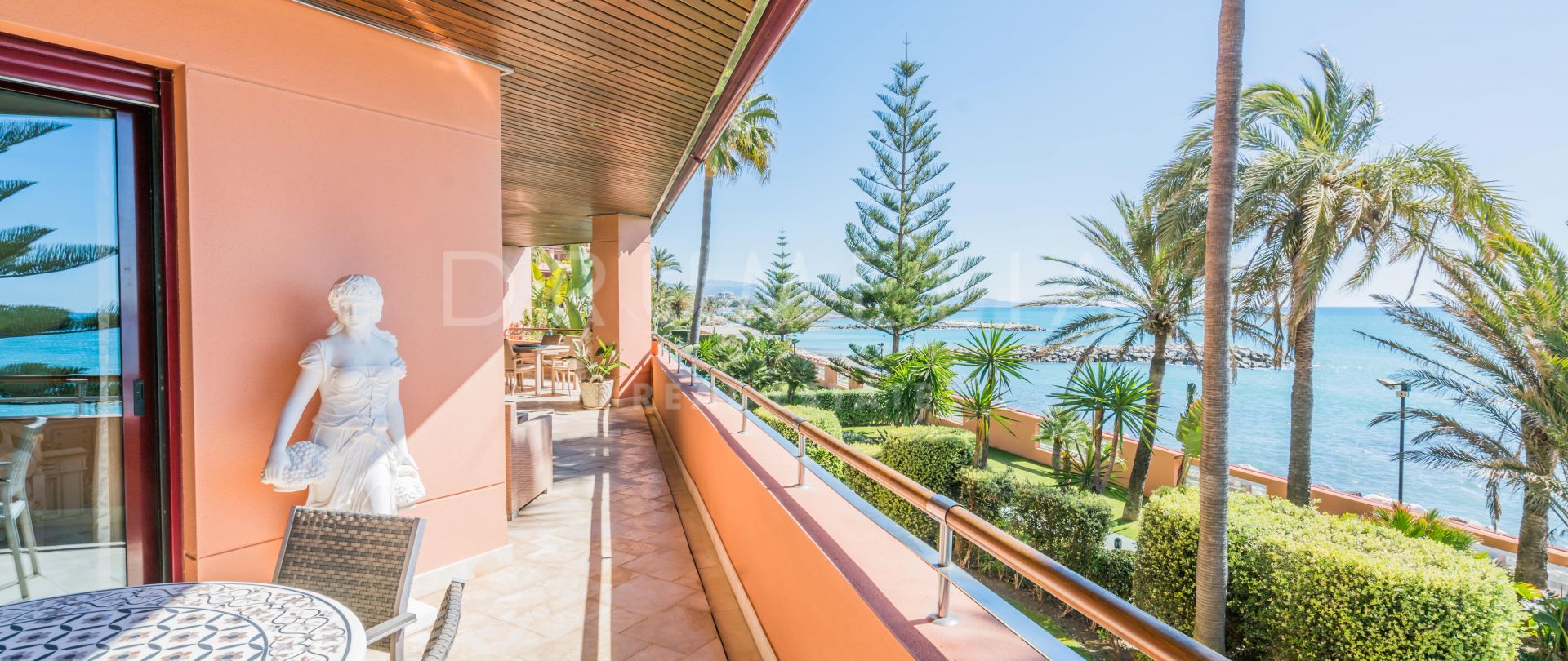 Elegantes fabelhaftes Frontline-Strand-Luxus-Apartment in Malibu, Puerto Banus