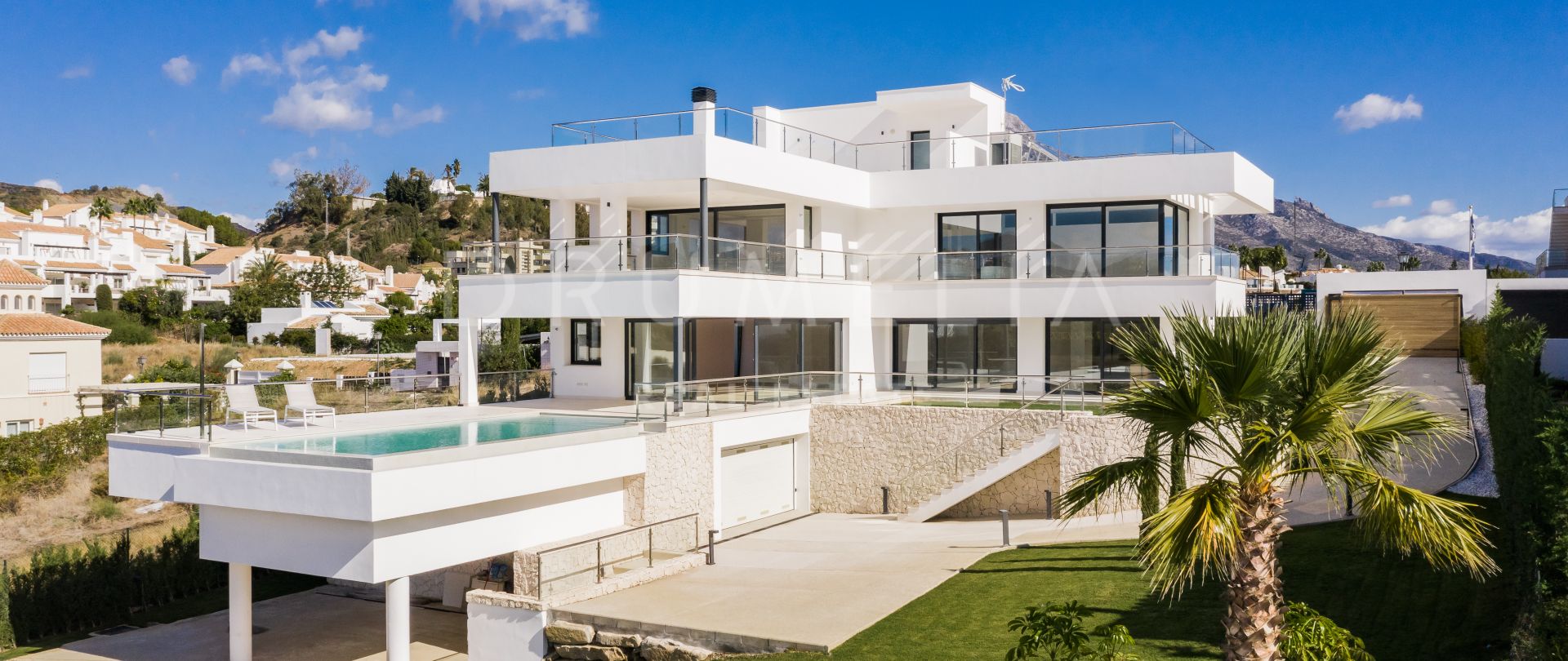 Nieuwe luxe villa in moderne stijl met prachtig uitzicht in Nueva Andalucía