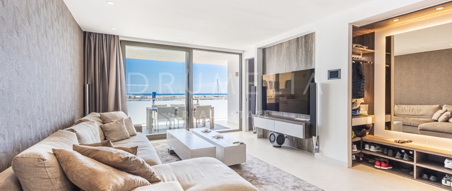 Apartamento único, elegante y moderno de estilo Hollywood en el glorioso Puerto Banús, Marbella