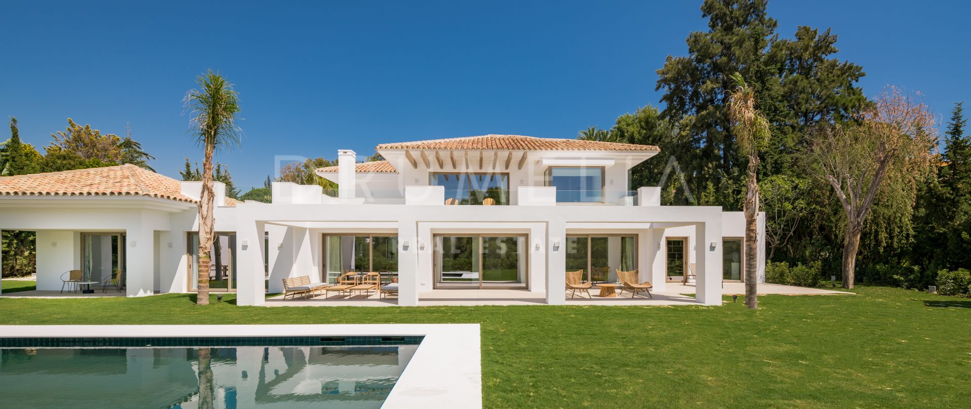 Impeccable villa design haut de gamme dans le magnifique quartier d'El Paraiso, à Estepona.