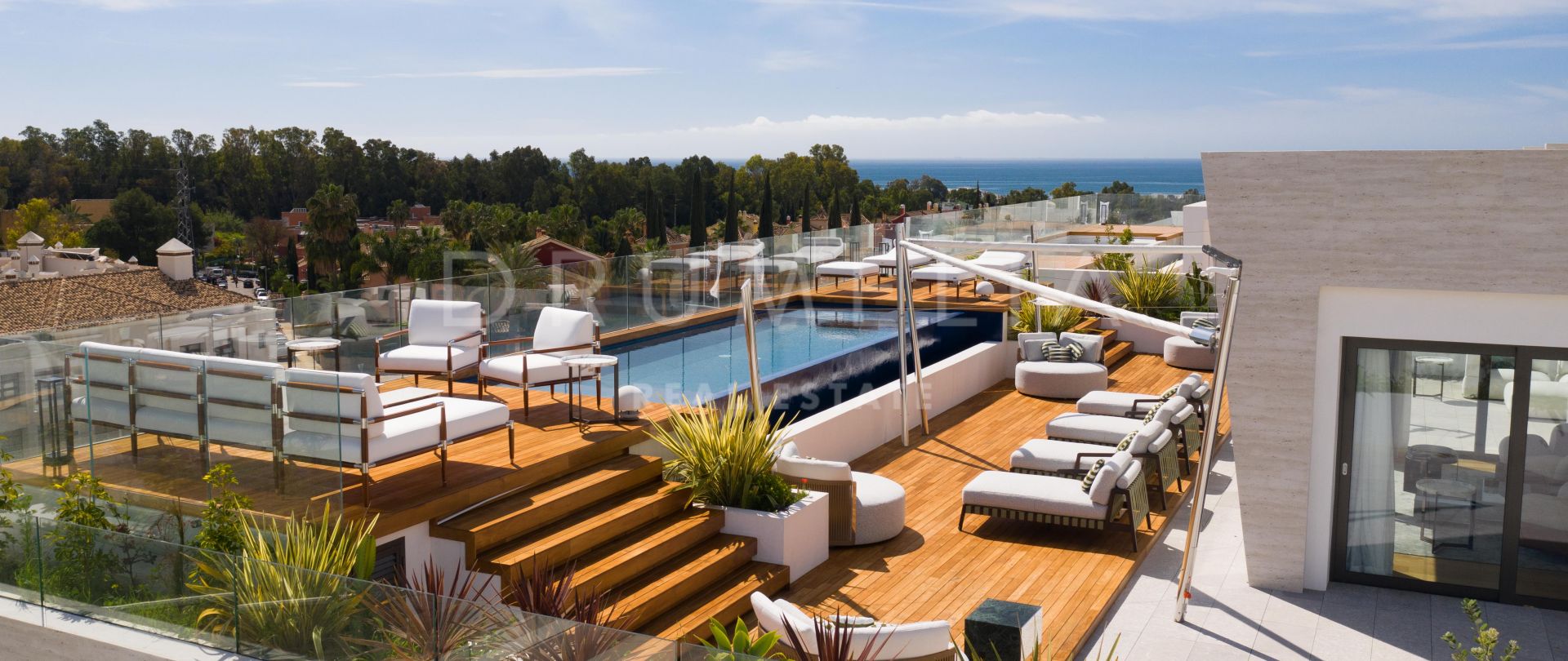 Superbe penthouse de luxe dans une nouvelle résidence unique à Marbella Golden Mile.