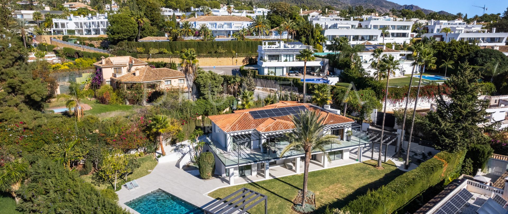 Villa moderne entièrement rénovée avec vue sur la mer et les montagnes à Nagüeles, Marbella.