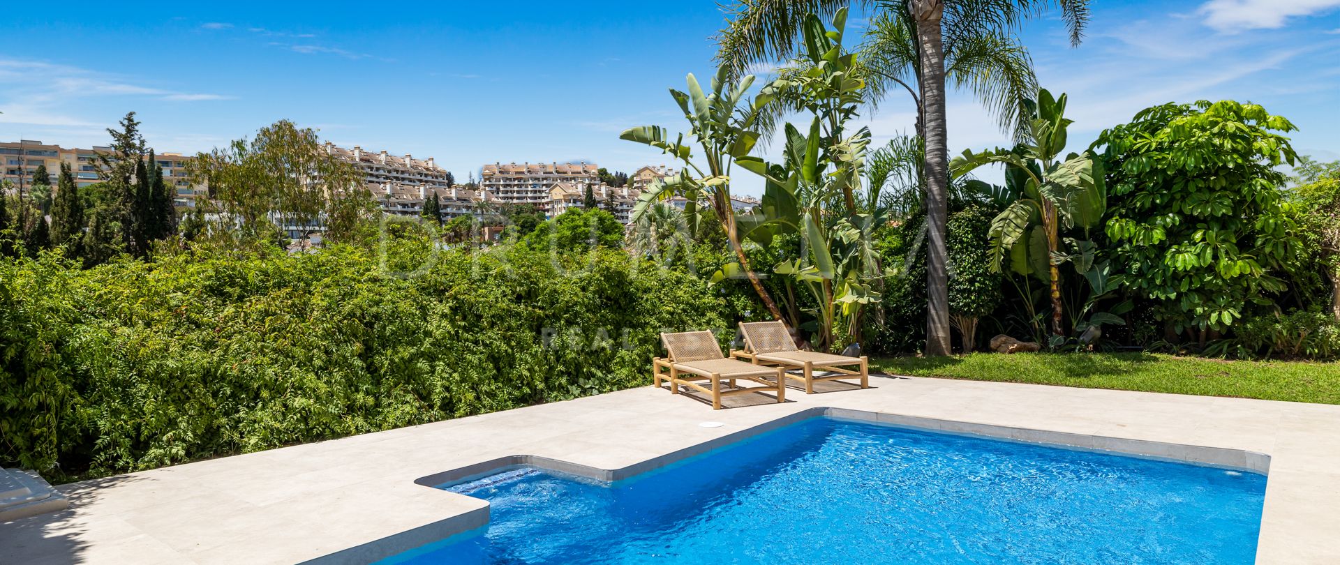 Delvis frittstående villa for salg i La Alzambra, Nueva Andalucia