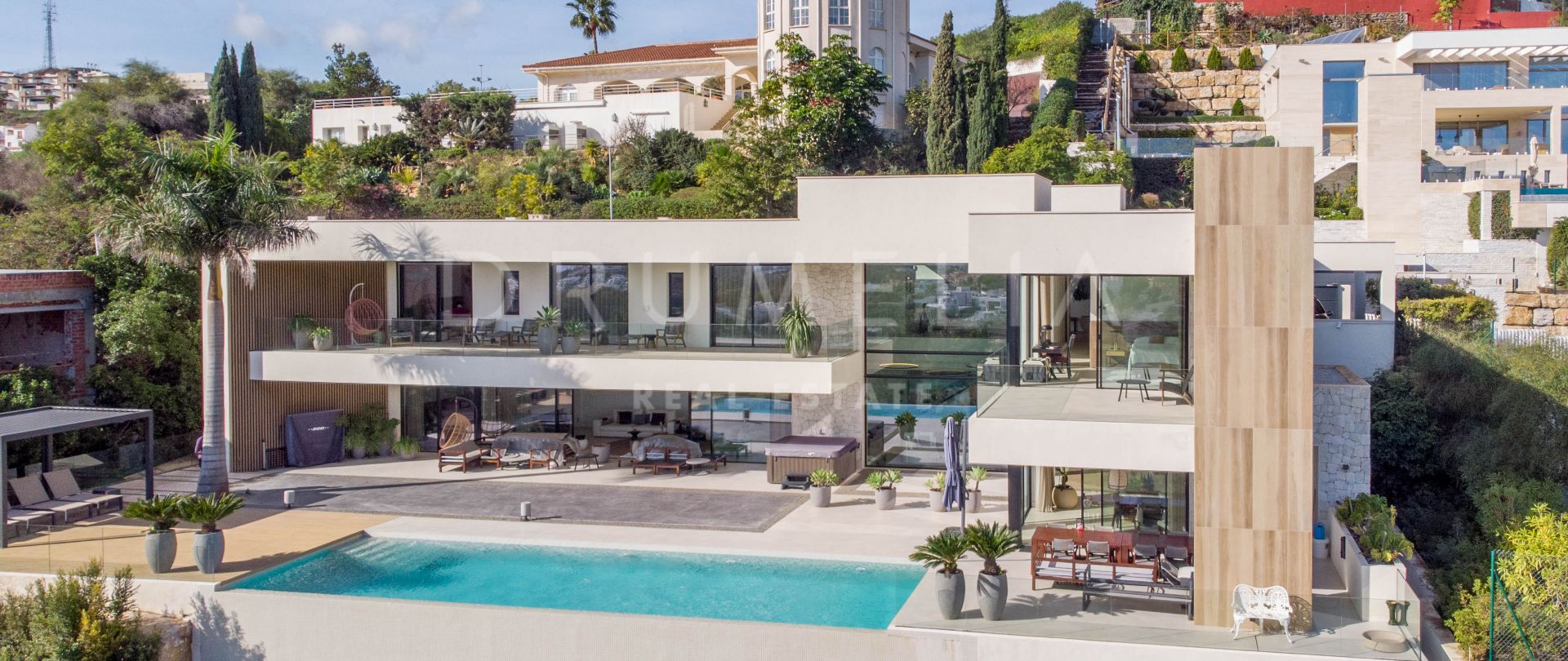 Moderne Luxus-Designervilla mit Panoramablick auf Berge, Golf und Meer in La Alqueria, Benahavís