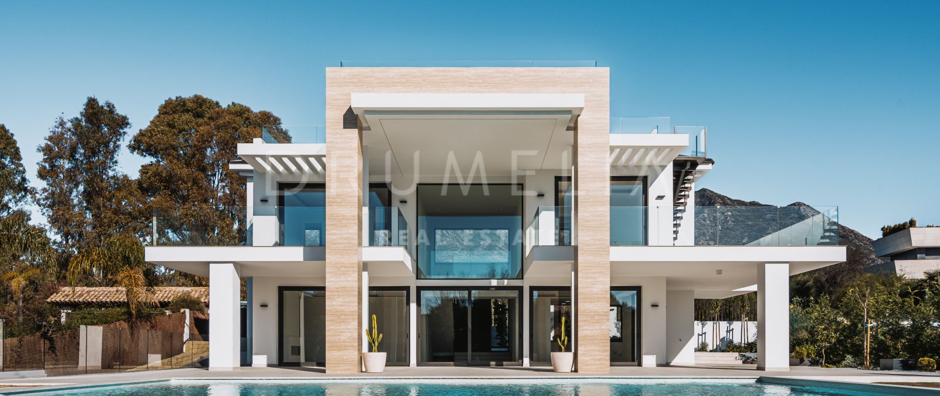 Gloednieuwe moderne luxe villa met zee- en bergzicht in Altos de Puente Romano, Marbella