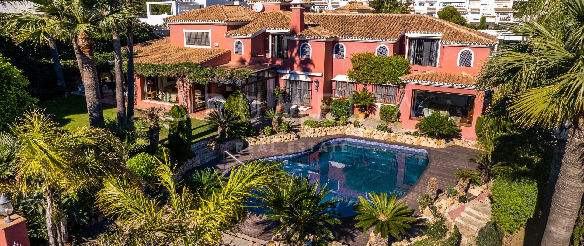 Espléndida villa en venta en el corazón del Valle del Golf, Nueva Andalucía, Marbella
