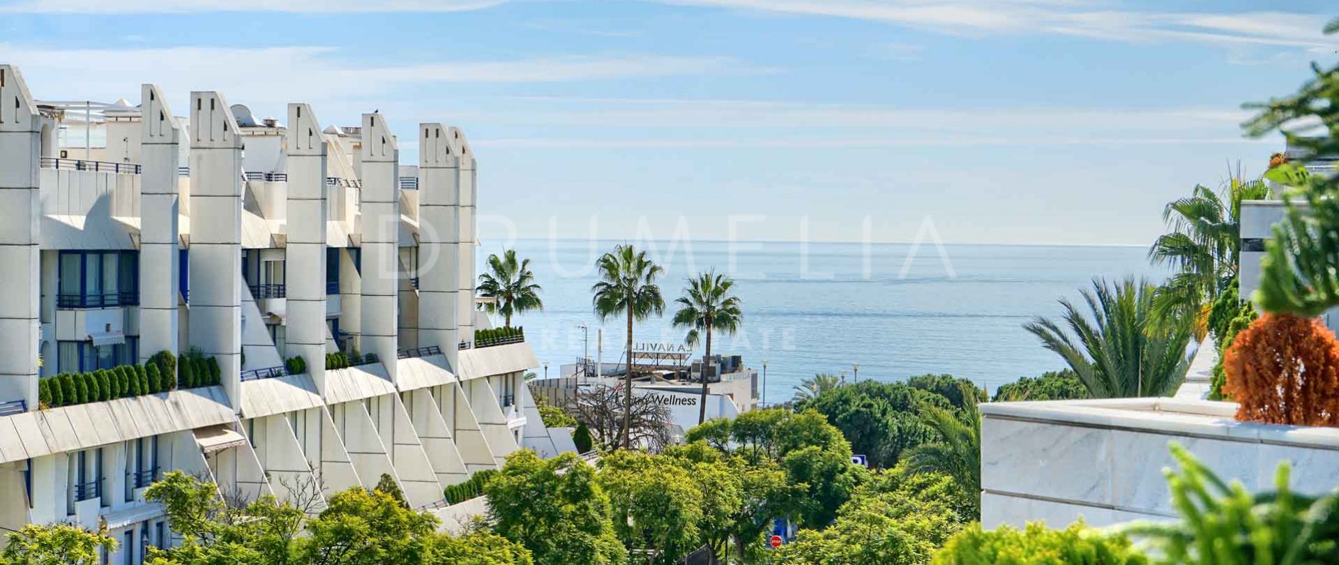 Выразительная элитная квартира с видом на море в Los Cipreses del Mar, Центр Марбельи