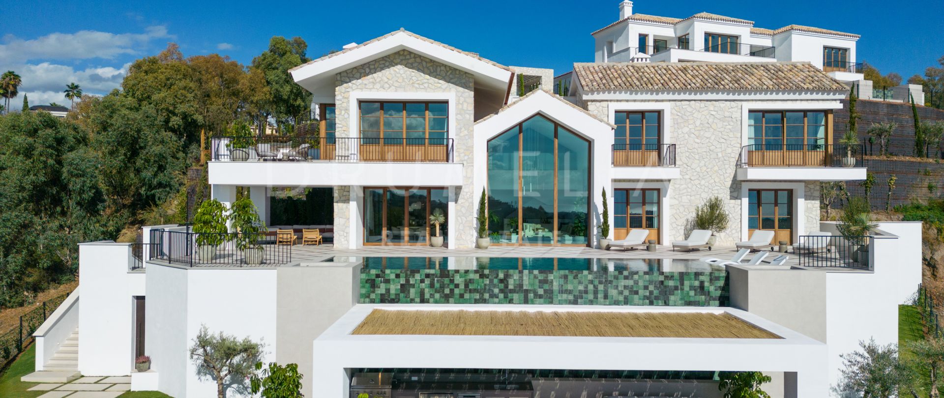 Extraordinär helt ny modern villa i hacienda-stil med havsutsikt i El Herrojo Benahavís
