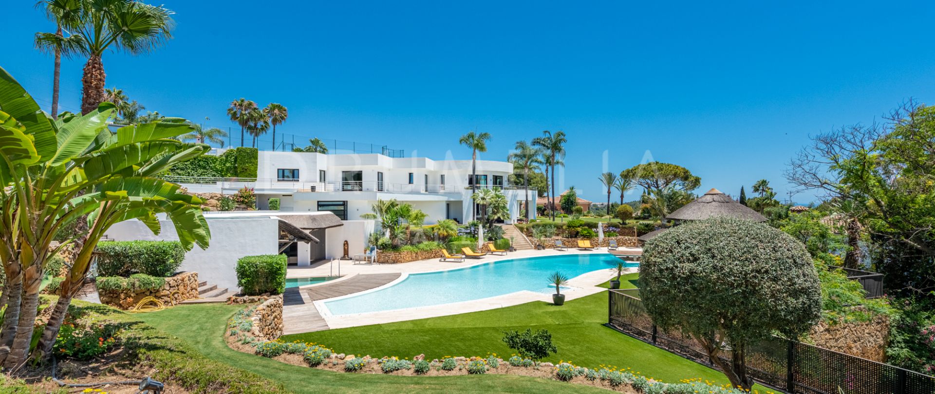 Prachtige designvilla met zeezicht, tennisbaan en zwembaden, Las Chapas, Marbella Oost