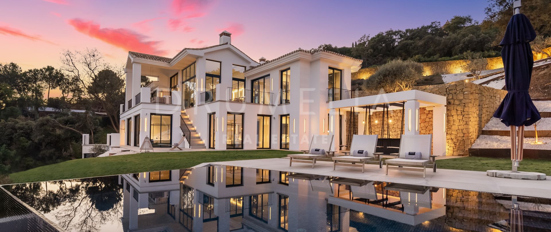 Elegante moderne Luxusvilla mit fantastischem Blick auf das Meer und die Berge in La Zagaleta