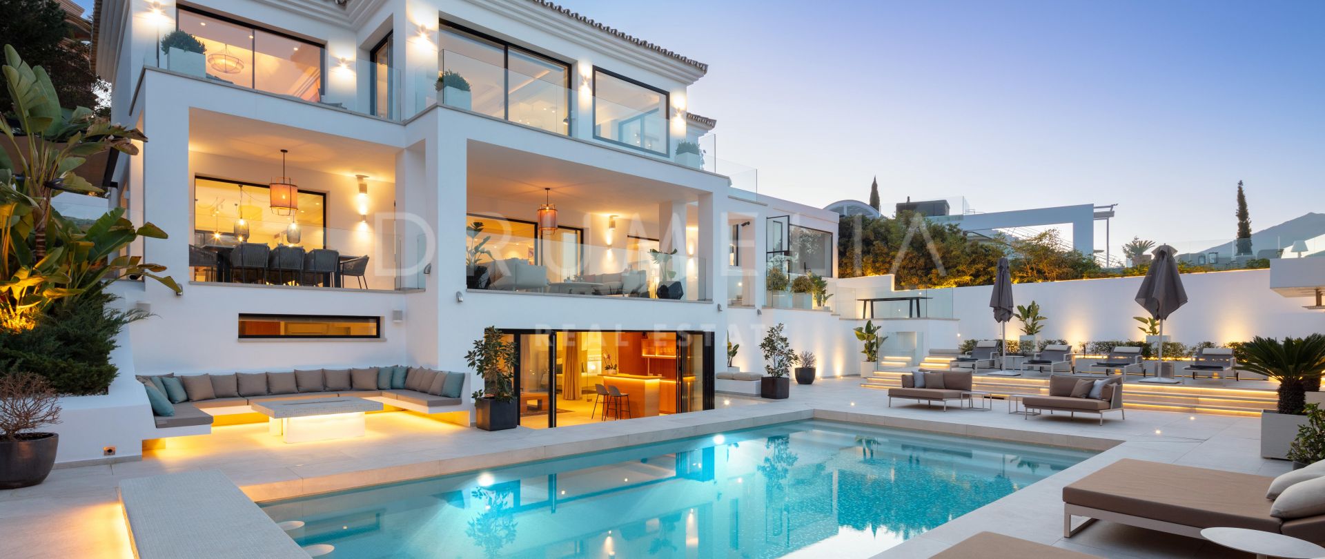 Nest 28 - Elegant renoverad villa med fantastisk utsikt över golf och berg i Nueva Andalucía, Marbella