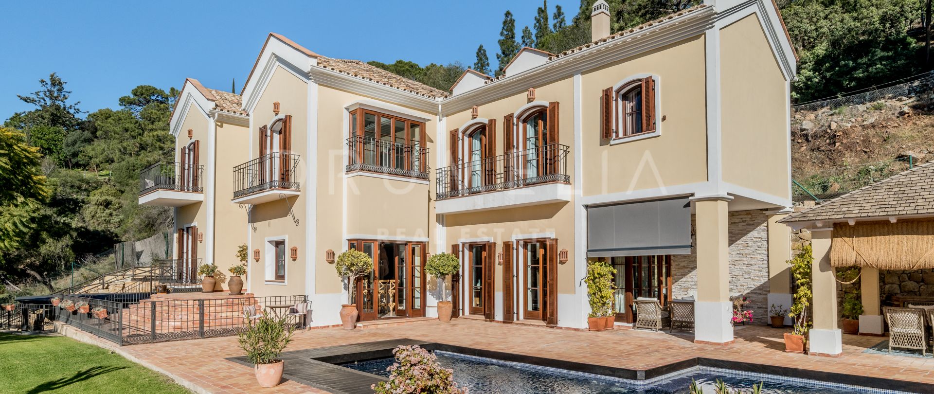 Preciosa villa familiar de lujo de estilo mediterráneo con encanto sureño en El Madroñal, Benahavís