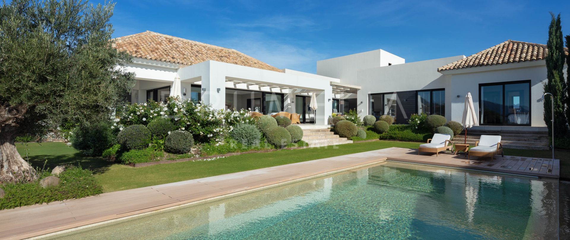 Moderne mooie high-end villa te koop in Haza Del Conde, Nueva Andalucia, Marbella