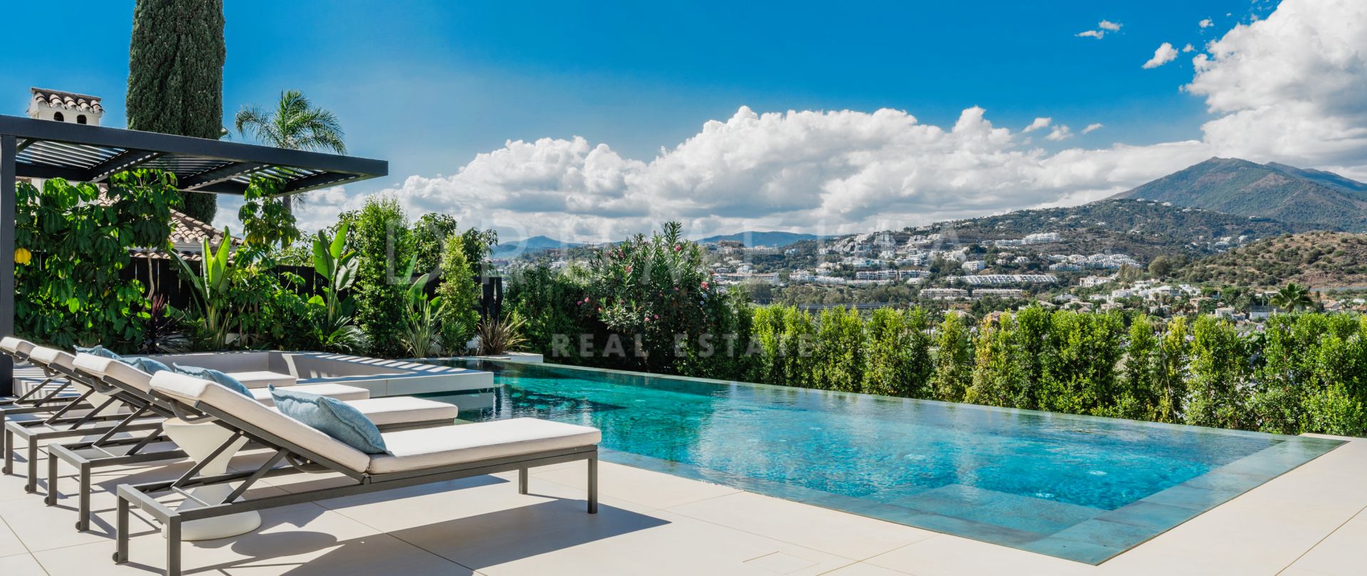 Nouvelle villa méditerranéenne moderne extrêmement élégante et chic à Los Naranjos Golf
